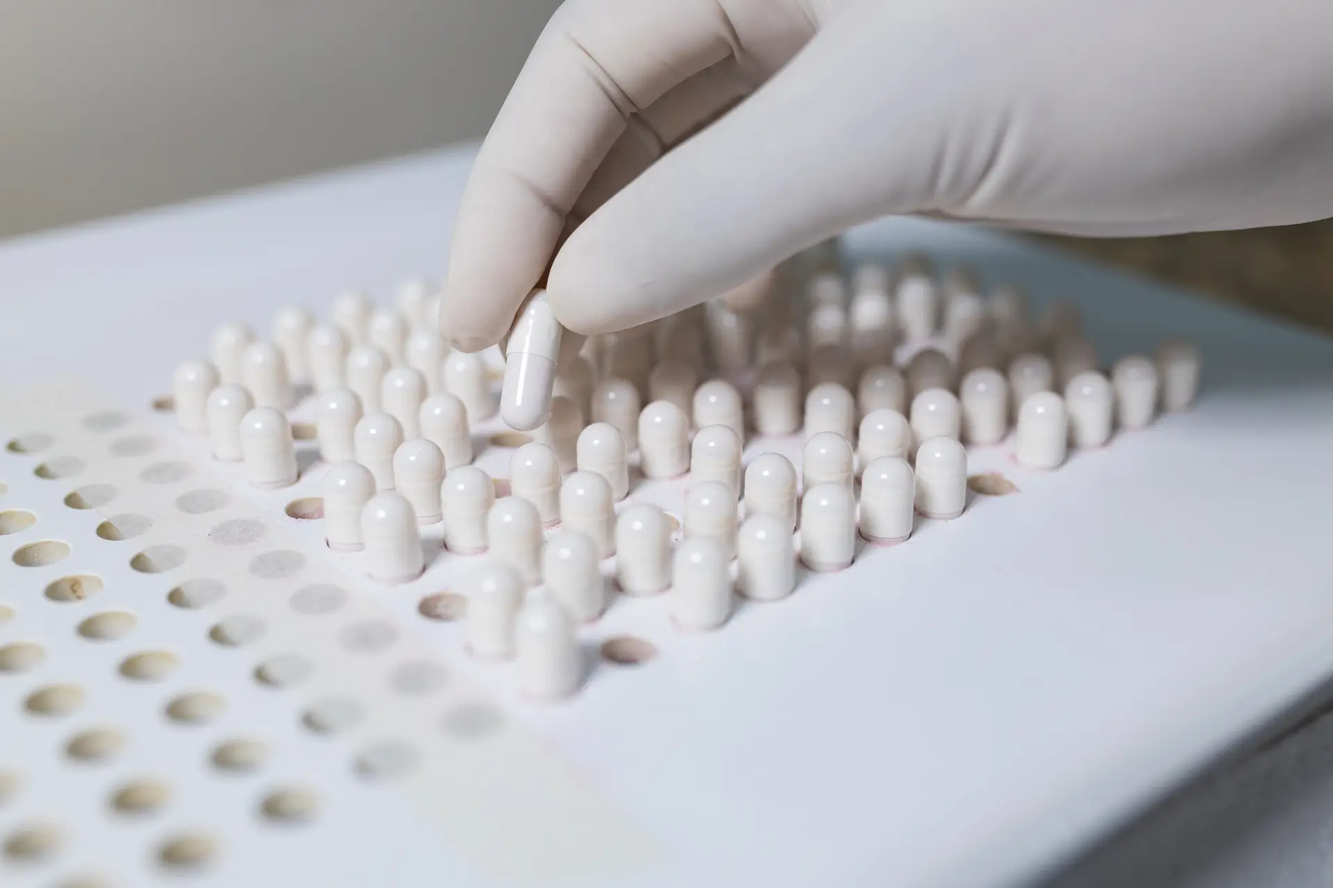 making white capsules. compounding pharmacy. compounding a medication.